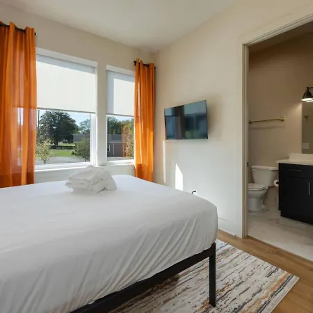 Music Abode And Cowgirl Up Dual Townhomes Holiday home