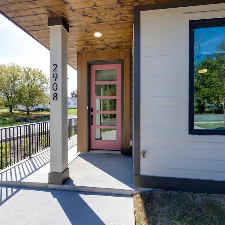 Music Abode And Cowgirl Up Dual Townhomes Holiday home