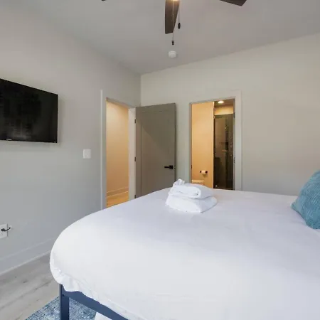 Hey Dolly Denim Dual Townhomes Holiday home Nashville