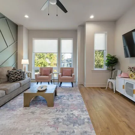 Music Abode And Cowgirl Up Dual Townhomes