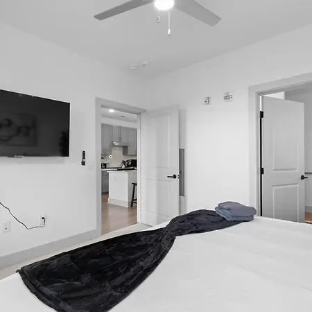 Apartment 5min To Dt Pool King Bed Full Gym Parking *