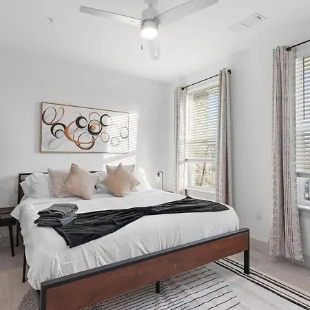 5min To Dt Pool King Bed Full Gym Parking Apartment *