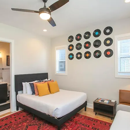 Mid-century Luxury Rooftop Lounge Near Broadway Holiday home Nashville