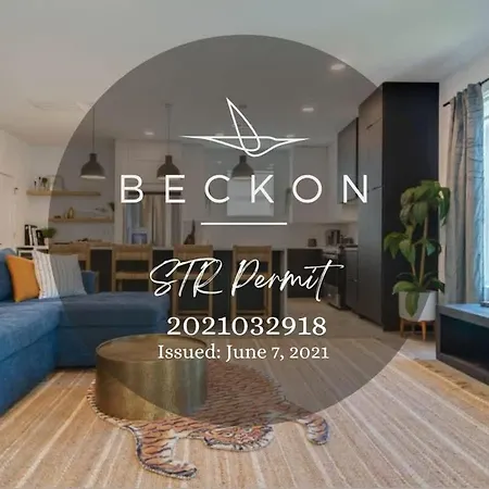 Stylish 3 Bed Retreat, Rooftop, Parking, Sleeps 10, Ensuite Baths, Bunk Room, Gourmet Kitchen, Cozy Living Space, Rooftop Views & Fire Table, Near Downtown, Distilleries & Marathon Village, 24 Hr Hospitality *