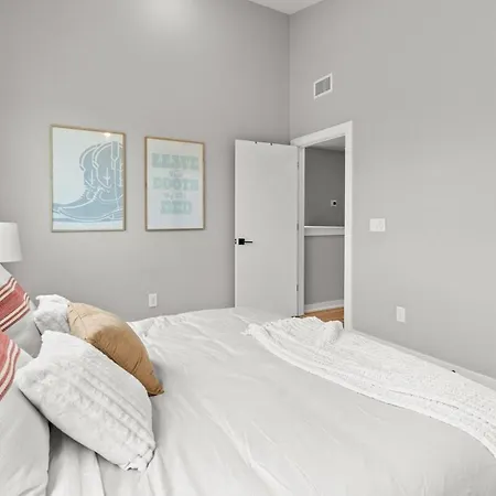 Holiday home Private Heated Pool, Hot Tub-minutes From Broadway *