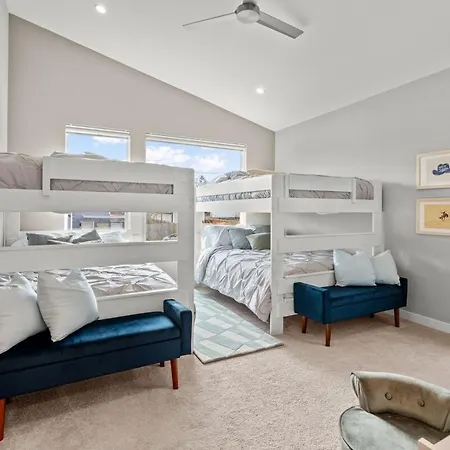 Private Heated Pool, Hot Tub-minutes From Broadway Holiday home