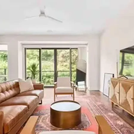 Rare Gem Near Downtown-sleeps 10 Holiday home