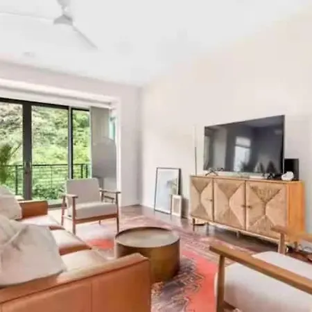 Rare Gem Near Downtown-sleeps 10 *