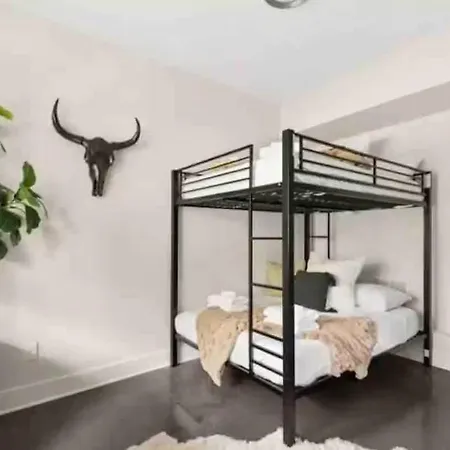 Rare Gem Near Downtown-sleeps 10 Holiday home