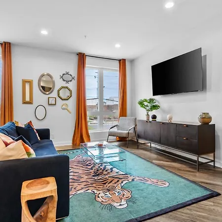 The Centennial - Walk To Breweries And Live Music Holiday home *