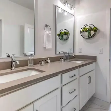 Holiday home New 4bdrm House With Views, Pool Table, 5min To Downtown! Sleeps 22! *