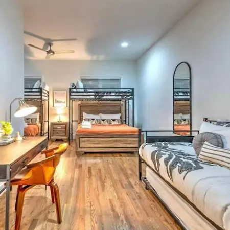 New 4bdrm House With Views, Pool Table, 5min To Downtown! Sleeps 22! Holiday home