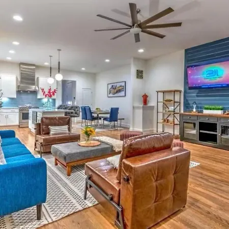 New 4bdrm House With Views, Pool Table, 5min To Downtown! Sleeps 22! Nashville