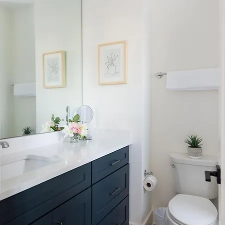 Spacious 4br, Rooftop Patio, Garage, Walk To Faves, 5 Mins To Nissan Stadium, Less Than 10 Mins To Broadway, 24 Hr Hospitality, Great For Groups * Nashville