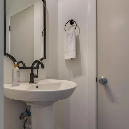 7br Retreat, Rooftops, Garages, Walkable To Faves 5 Mins To Nissan Stadium, Less Than 10 Mins To Broadway, 24 Hr Hospitality, Great For Groups Holiday home *