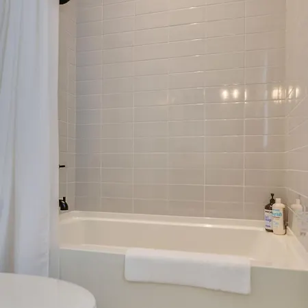 Holiday home 7br Retreat, Rooftops, Garages, Walkable To Faves 5 Mins To Nissan Stadium, Less Than 10 Mins To Broadway, 24 Hr Hospitality, Great For Groups