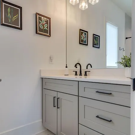 Holiday home 7br Retreat, Rooftops, Garages, Walkable To Faves 5 Mins To Nissan Stadium, Less Than 10 Mins To Broadway, 24 Hr Hospitality, Great For Groups *