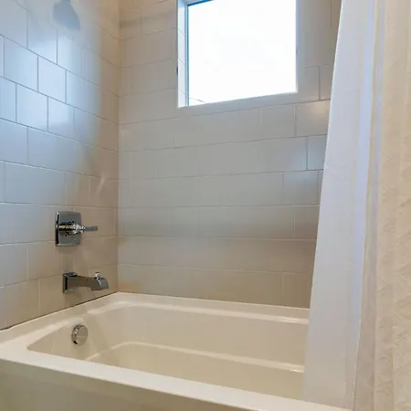 7br Retreat, Rooftops, Garages, Walkable To Faves 5 Mins To Nissan Stadium, Less Than 10 Mins To Broadway, 24 Hr Hospitality, Great For Groups Holiday home *