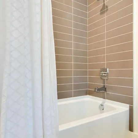 7br Retreat, Rooftops, Garages, Walkable To Faves 5 Mins To Nissan Stadium, Less Than 10 Mins To Broadway, 24 Hr Hospitality, Great For Groups Holiday home Nashville