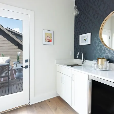 Spacious 4br, Rooftop Patio, Garage, Walk To Faves, 5 Mins To Nissan Stadium, Less Than 10 Mins To Broadway, 24 Hr Hospitality, Great For Groups * Nashville