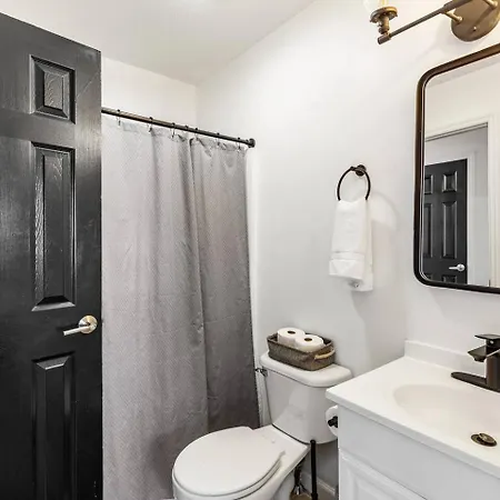 Perfect Sleep 20 Downtown 10 Queen Beds Holiday home *