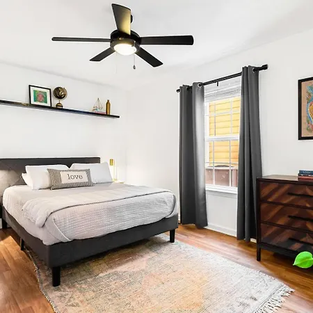 Perfect Sleep 20 Downtown 10 Queen Beds Holiday home *