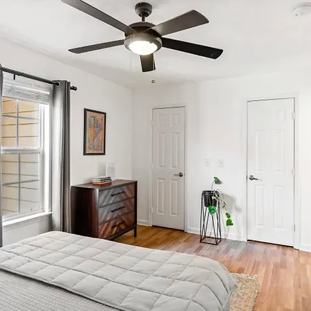 Perfect Sleep 20 Downtown 10 Queen Beds Holiday home *