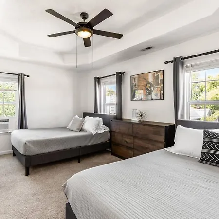 Holiday home Perfect Sleep 20 Downtown 10 Queen Beds *