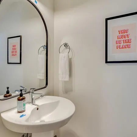 Chic Retreat, Garage, Rooftop, Walk To Restaurants, 5 Mins To Nissan Stadium, Less Than 10 Mins To Broadway, Great For Groups And Families, Located In Desirable Neighborhood Near Downtown, 24 Hr Hospitality * Nashville