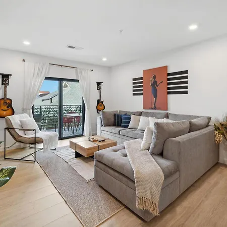 Holiday home Riffs - 2 Unit Odyssey Combo - Heart Of Midtown