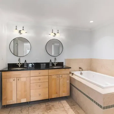 Pool, Walk Restaurants Bars On Famous Music Row Holiday home