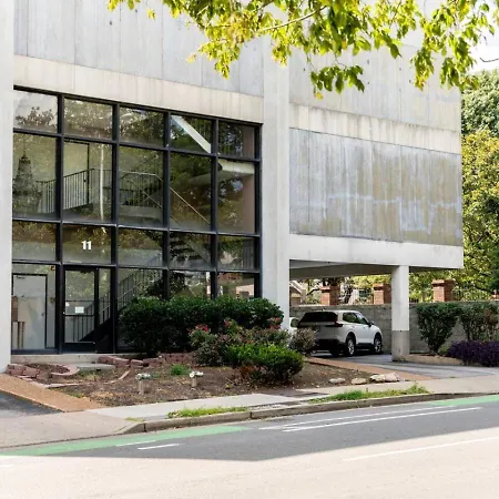 Pool, Walk Restaurants Bars On Famous Music Row
