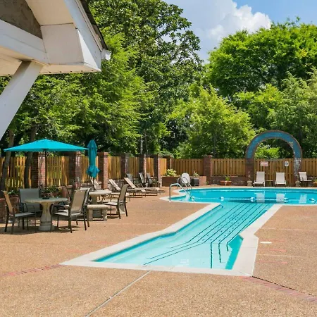 Pool, Walk Restaurants Bars On Famous Music Row