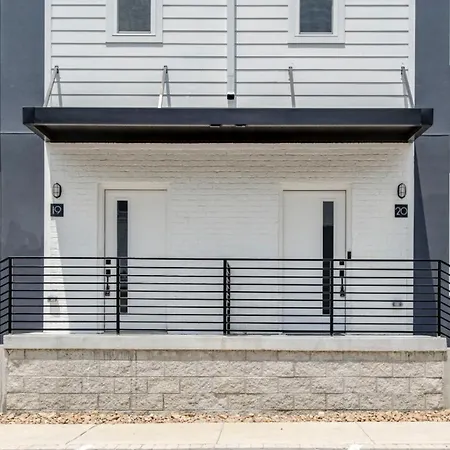 Classy, Cozy, Close To Downtown Apartment *