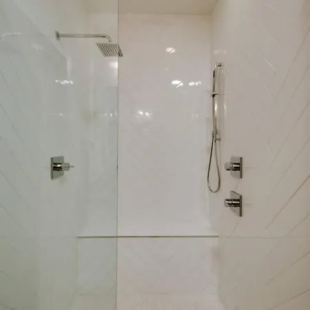 Modern 3br With Garage, Rooftop, Hot Neighborhood 10 Mins To Broadway, 24 Hour Hospitality Team, Perfect For Groups