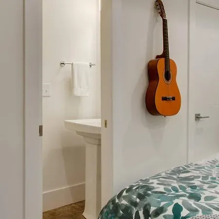 Holiday home Modern 3br With Garage, Rooftop, Hot Neighborhood 10 Mins To Broadway, 24 Hour Hospitality Team, Perfect For Groups