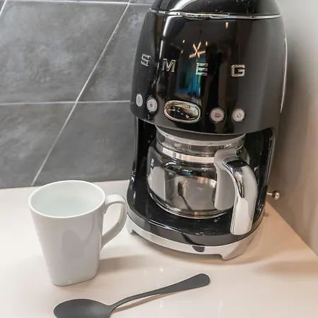 Stylish 4bed Retreat With Rooftop, Garage, Peloton, Sleeps 12, Fire Table, Gourmet Kitchen, Cozy Living Space, Dedicated Parking, Near Distilleries, Marathon Village And Nightlife, Chic Skyline Views, 24 Hour Hospitality Holiday home