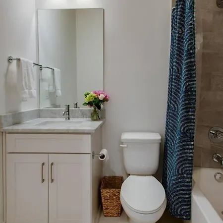 Holiday home Modern 3br With Garage, Rooftop, Hot Neighborhood 10 Mins To Broadway, 24 Hour Hospitality Team, Perfect For Groups