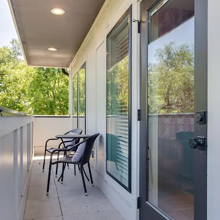 Stylish 4bed Retreat With Rooftop, Garage, Peloton, Sleeps 12, Fire Table, Gourmet Kitchen, Cozy Living Space, Dedicated Parking, Near Distilleries, Marathon Village And Nightlife, Chic Skyline Views, 24 Hour Hospitality Nashville