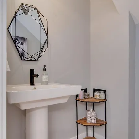 Stylish 4bed Retreat With Rooftop, Garage, Peloton, Sleeps 12, Fire Table, Gourmet Kitchen, Cozy Living Space, Dedicated Parking, Near Distilleries, Marathon Village And Nightlife, Chic Skyline Views, 24 Hour Hospitality Holiday home Nashville