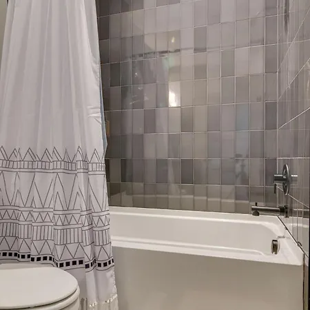 Holiday home Stylish 4bed Retreat With Rooftop, Garage, Peloton, Sleeps 12, Fire Table, Gourmet Kitchen, Cozy Living Space, Dedicated Parking, Near Distilleries, Marathon Village And Nightlife, Chic Skyline Views, 24 Hour Hospitality Nashville