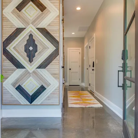 Stylish 4bed Retreat With Rooftop, Garage, Peloton, Sleeps 12, Fire Table, Gourmet Kitchen, Cozy Living Space, Dedicated Parking, Near Distilleries, Marathon Village And Nightlife, Chic Skyline Views, 24 Hour Hospitality Nashville