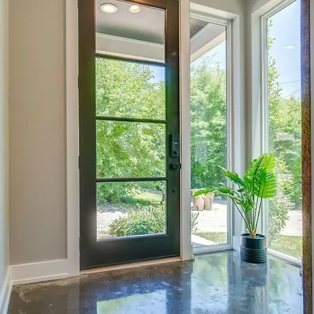 Stylish 4bed Retreat With Rooftop, Garage, Peloton, Sleeps 12, Fire Table, Gourmet Kitchen, Cozy Living Space, Dedicated Parking, Near Distilleries, Marathon Village And Nightlife, Chic Skyline Views, 24 Hour Hospitality * Nashville