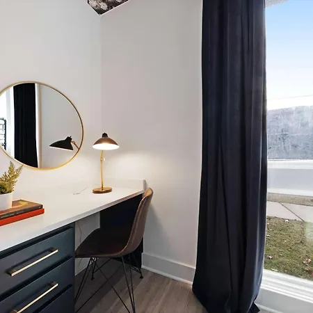 Holiday home The Bluestem - Stylish Design, Rooftop With Firepit! *