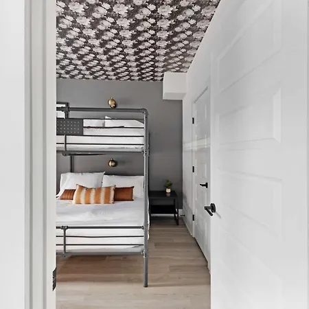 Holiday home The Bluestem - Stylish Design, Rooftop With Firepit! Nashville