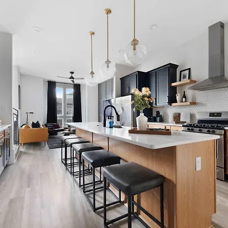 The Bluestem - Stylish Design, Rooftop With Firepit! Holiday home