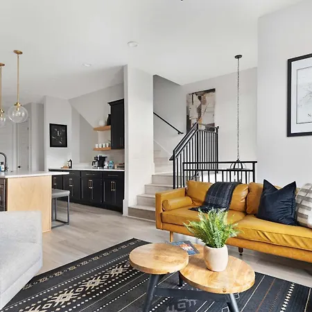 The Bluestem - Stylish Design, Rooftop With Firepit! Holiday home