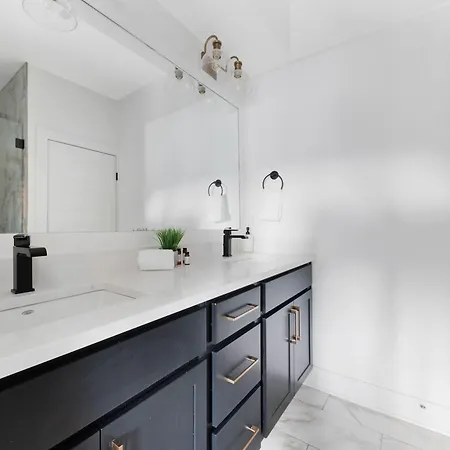 Holiday home The Bluestem - Stylish Design, Rooftop With Firepit! Nashville