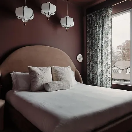 Holiday home Dreamy With Fireplace, Rooftop, Gym, Parking, Sleeps 5 With King Bed, Sleeper Sofa, Hidden Bunk, Shared Rooftop And Gym, Free Dedicated Parking, Minutes To Broadway, Five Points & Grand Ole Opry, 24 Hr Hospitality Nashville