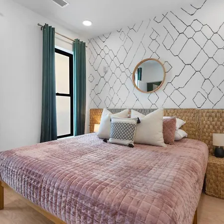 Luxury Riverview With Patio Walk To Broadway Holiday home *